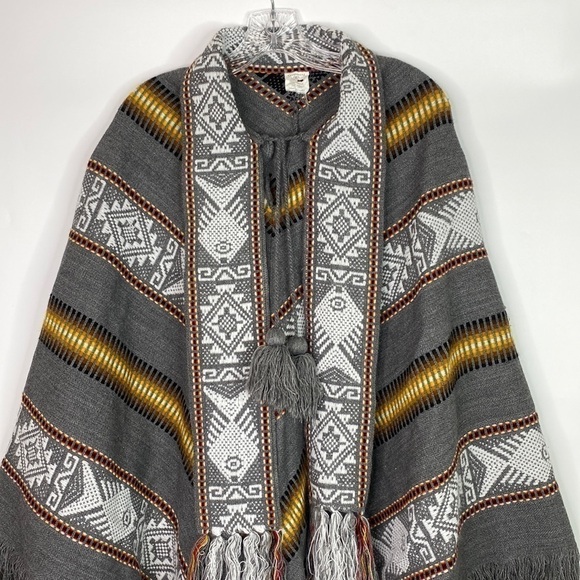 Artessanias Inca Wool Southwestern Ecuadorian Gray Poncho - Picture 2 of 9